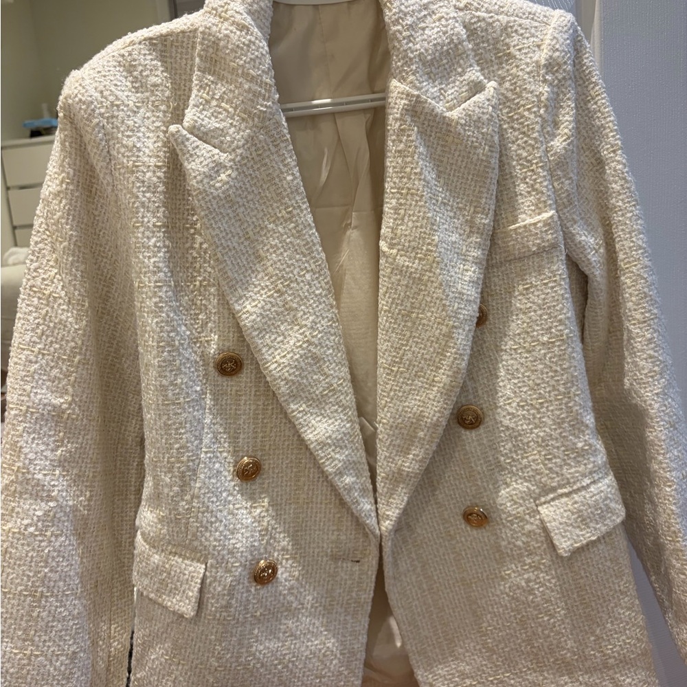 Commense Cream Beige Jacket Tag Display